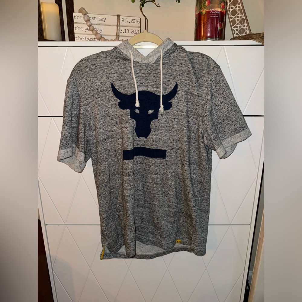 Under Armor - Sweatshirt/T-shirt pull over with hood and pocket
